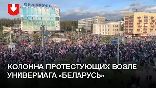 Десятки тысяч протестующих возле универмага Беларусь в Минске