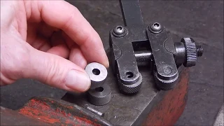 How to change the pattern wheels on a lathe knurling tool - handy trick included