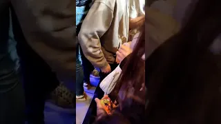 Una joven le da un papelito a Pedri durante un acto de la Agrupació Barça Jugadors / REDES