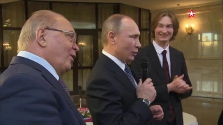 Владимир Путин спел под гитару со студентами МГУ