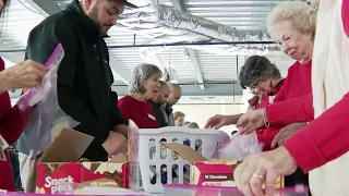 Volunteers pack bags of food for local kids in need | NBC4 Washington