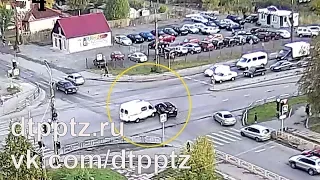 На улице Чапаева столкнулись автомобиль Скорой помощи и кроссовер