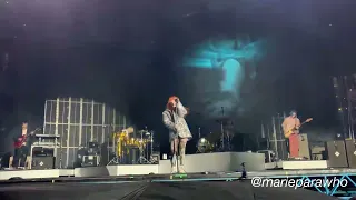 Paramore-“All I Wanted” When We Were Young. Footage from the front barricade!