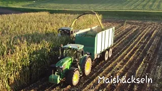 Maishäckseln mit John Deere 7450i Maishäcksler und John Deere Traktoren