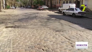 В Одессе залатали яму вместе с частью старинной брусчатки