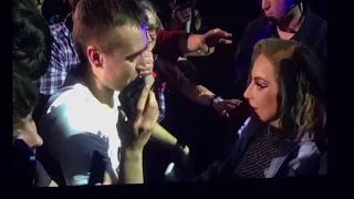 Lady Gaga reading a letter from a fan in Hamburg @ Joanne Tour ICH LIEBE DICH