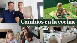 Cambios en los armarios de la cocina 🏡  Los regalos más especiales 🎁 La novela me tiene... 📖 | VLOG