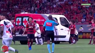 Футболисты подтолкнули автомобиль скорой помощи The players pushed the ambulance