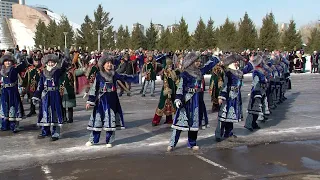 День Национальной одежды: около 500 работников культуры организовали флешмоб в Астане