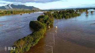 Weather: Thousands flee homes in Southland flooding