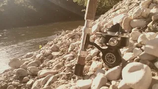 Pesca a spinning alla trota con attrezzatura da pesca vintage