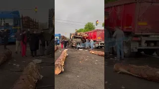 У Тростянці не розминулись вантажівка та лісовоз — ВОДІЇВ ЗАТИСЛО#shortsvideo