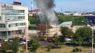 Здания около стоматологического центра горят в Барнауле