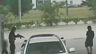 2 gunman fire a shot at a woman at a Houston gas station