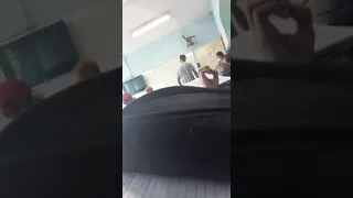 briga feia entre professora e aluno folgado