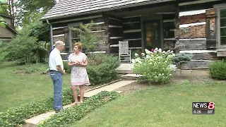 Dick Wolfsie tours a log cabin from the 1800s