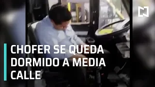 Chofer se queda dormido a media calle en Puebla - En La Mira