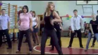 Танец 8 "Б" класса 2009 года!