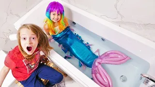 Selín se convierte en una Sirena. Vídeos para niñas. Juguetes infantiles.