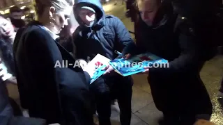 Amber Heard signing autographs in Paris chaos