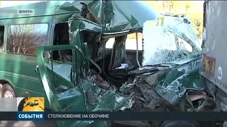 В Днепре маршрутный автобус врезался в припаркованный грузовик