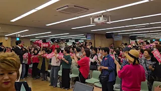 5월22일 대구 롯데백화점 상인점 ㅡ 김보연 노래 교실 회원님들과 낭만가객 가수 김용필 님 과함께.