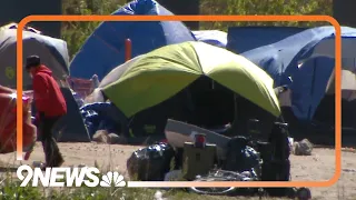 Denver desaloja campamentos de migrantes, ofrece opciones de refugio | Resumen de noticias