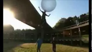 Летающие пузыри из жвачки (ураганное видео!)