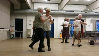 "Klapvals" Nu skal  den lille halvan / Herlev Gamle Danse