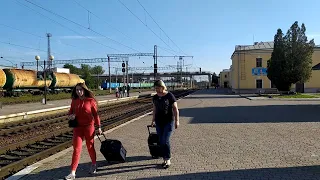 Стрий: залізничний вокзал, потяги Херсон-Ужгород і Лисичанськ-Ужгород прибувають 12 вересня 2021 р.