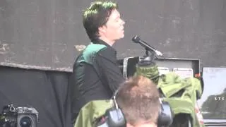 Poses Rufus Wainwright Glastonbury 2013