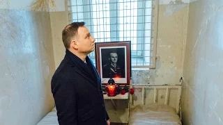 Prezydent Andrzej Duda w celi rotmistrza Witolda Pileckiego