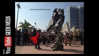 Giant Robot Mech befriends Little Girl @ Comic-Con 2013