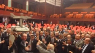 Schlägerei im Parlament: Türkische Abgeordnete streiten über Polizeigesetz | DER SPIEGEL