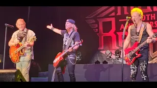 Ted Nugent joined NIGHT RANGER on stage at National Cherry Festival for Damn Yankees song