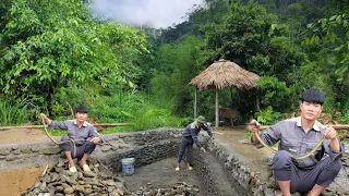 Catch stream fish with bamboo baskets, and continue to build ponds to prepare for releasing fish.