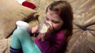 Алиса пьет молоко