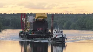 Катер Снегирь и Буксир-толкач Дельфин ведут плавкран КПЛ-224 вниз по Москва-реке