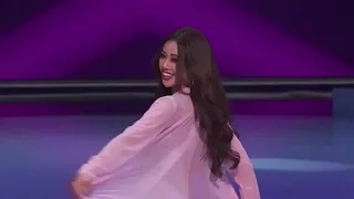 Khánh Vân ‘đốt cháy’ sân khấu Miss Universe trong phần trình diễn bikini