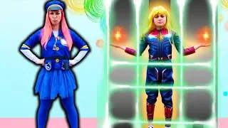 CRIANÇA FINGE BRINCAR DE POLICIAL E PRENDE SUPER HERÓI - KIDS PRETEND PLAY WITH POLICE COSTUME