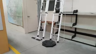 Anti-slip device for the base of a ladder