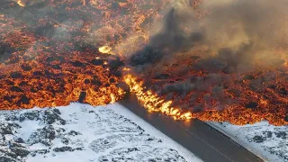 La fuerte erupción de un volcán en Islandia engulle una carretera y destroza conductos de agua