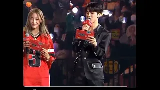 NewJeans Minji being an MC with MC Junki at KCON JAPAN ; she's really pretty