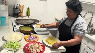 Asiendo unas enchiladas verdes con pollo muy ricas por cierto