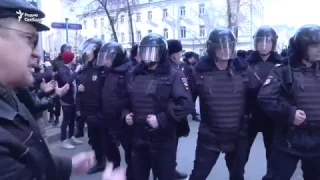 Протестующие пытались отбить автозак с Навальным