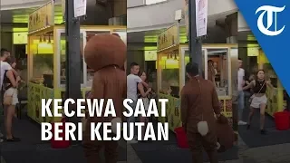 Viral Pria Ingin Beri Kejutan Pacar Gunakan Kostum Bruang, Namun Harus Melihatnya Dipeluk Pria Lain