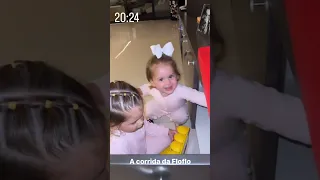 Maria Flor e Maria Alice viram foto do papai Zé Felipe e da mamãe Virgínia Fonseca e deu um beijinho