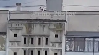 Очевидцы сообщили об опасных играх подростков на крыше многоэтажки в Ставрополе