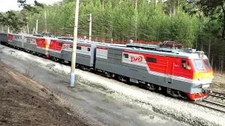 Тяжелый состав с углем тянут два электровоза ВЛ10К