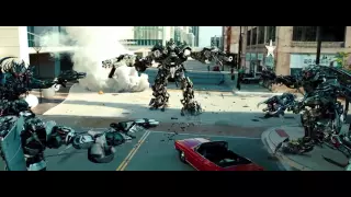Transformers: El lado oscuro de la luna (2011) Ironhide y Sideswipe vs  los Dreads (HD latino)